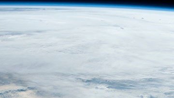 Puedes aplicar a través de la página web de la institución.