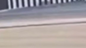 Imagen de la cámara de seguridad que captó el momento del apuñalamiento.