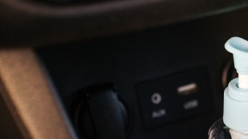 Cuando no estés conduciendo, el gel antibacterial debe ser retirado del auto para evitar accidentes.