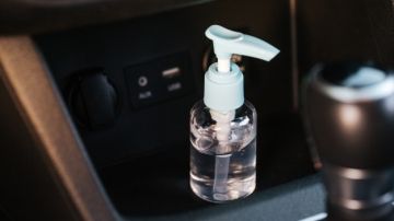 Cuando no estés conduciendo, el gel antibacterial debe ser retirado del auto para evitar accidentes.