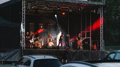 Los eventos masivos a bordo del auto únicamente permiten a dos personas como máximo por vehículo.