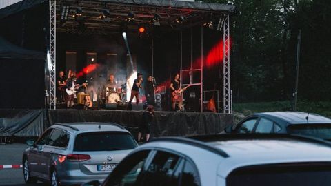 Los eventos masivos a bordo del auto únicamente permiten a dos personas como máximo por vehículo.