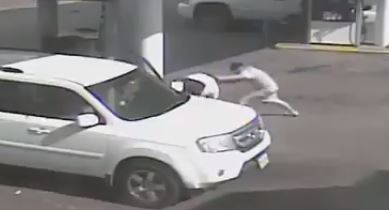 El video captó el violento incidente.