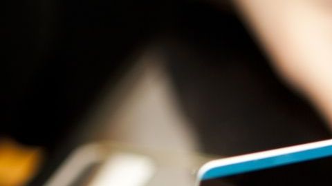 Al comprar por internet, utilizar una tarjeta de crédito resulta más seguro que una de débito.
