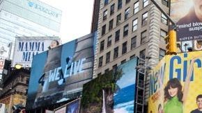 "Naked Cowboy" se desplaza por Times Square, en Manhattan, cubierto sólo con calconzillos, botas vaqueras y  una guitarra.