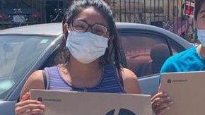 Yesenia Velez (der.) y su hermana Maria Velez, recibieron computadoras portátiles el miércoles. (InnerCity Struggle)