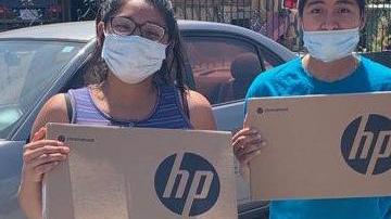 Yesenia Velez (der.) y su hermana Maria Velez, recibieron computadoras portátiles el miércoles. (InnerCity Struggle)