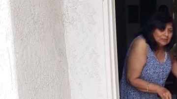 Personas discapacitadas y de la tercera edad reciben alimentos en sus hogares. (Suministrada WDACS)