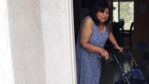 Personas discapacitadas y de la tercera edad reciben alimentos en sus hogares. (Suministrada WDACS)