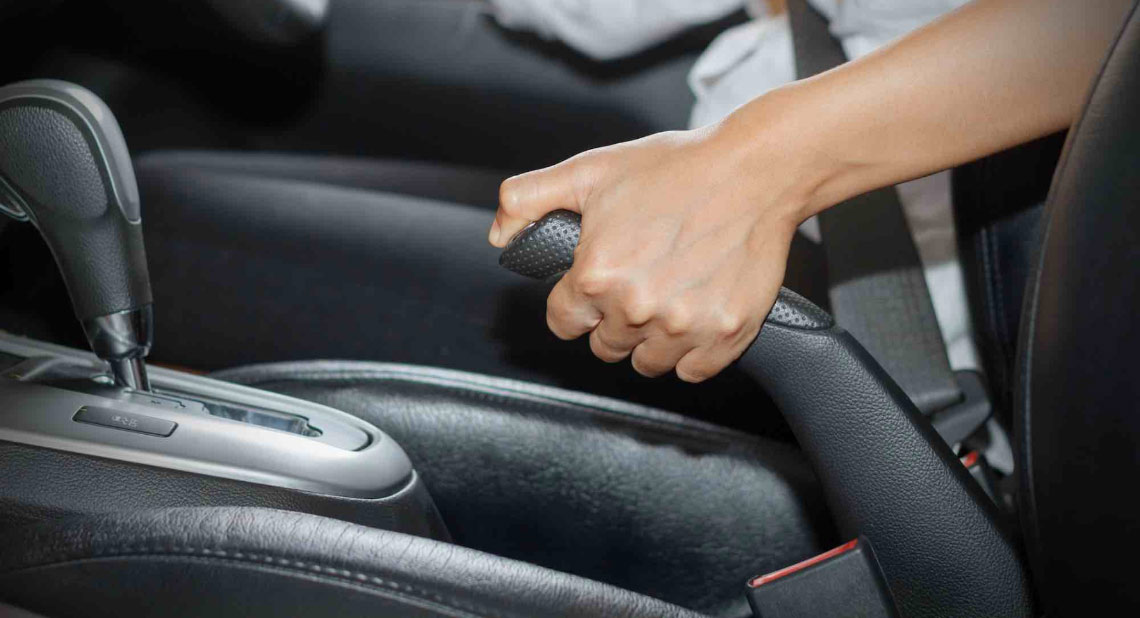 Cuándo se debe usar el freno de mano de un auto y cuál es la manera