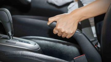 Es importante saber cómo usar el freno de mano para conducir sin riesgos.