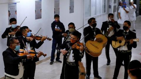 Ofrecieron serenatas a la mamás mexicanas.