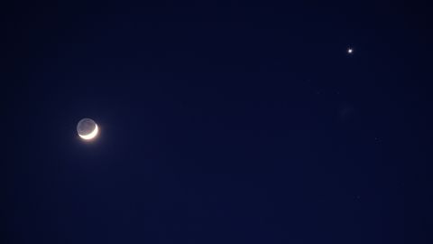 La luna y Venus conviviendo en la bóveda celeste.