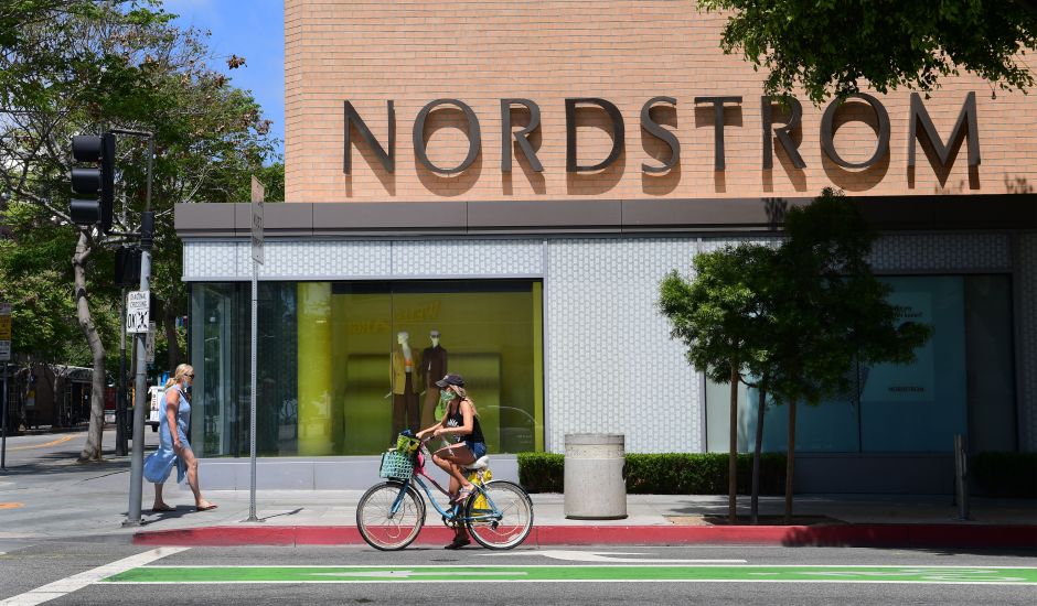 https://laopinion.com/wp-content/uploads/sites/3/2020/05/nordstrom-cierra-sucursales.jpg?quality=80&strip=all&w=940