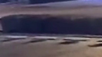 Captura del video en el que un hombre golpea a otro para robarle.