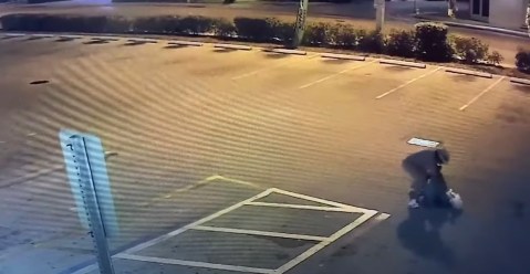 Captura del video en el que un hombre golpea a otro para robarle.