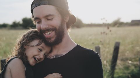 Los niños necesitan saber que es saludable expresar y hablar sobre sus emociones. 