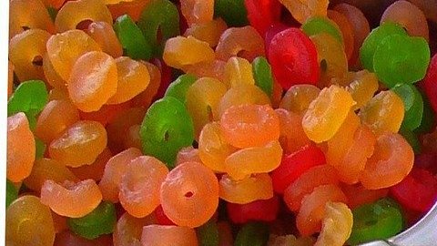 Evita que tu bebé coma en exceso dulces, bebidas azucaradas, de esta manera mantienes lejos la caries de sus dientes.