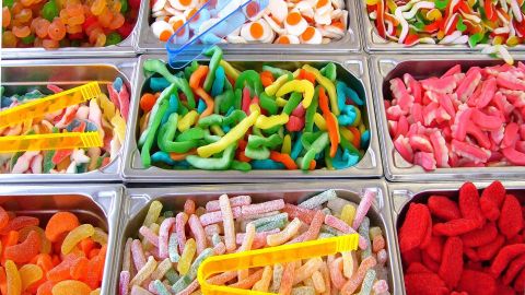Evita que tu bebé coma en exceso dulces, bebidas azucaradas, de esta manera mantienes lejos la caries de sus dientes.