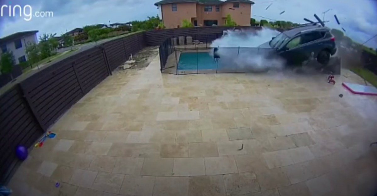 Un vehículo pierde el control en Miami y termina en la piscina de una ...