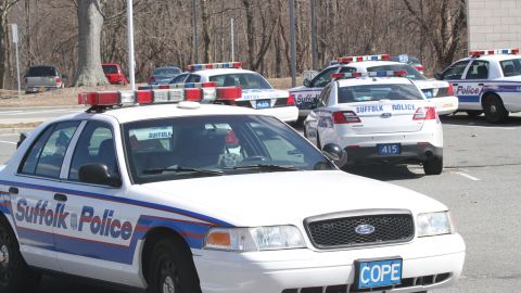 El inmigrante asegura que la Policía de Suffolk lo mantuvo detenido a pesar de pagar su fianza.