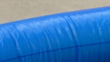 Considere comprar una piscina que se acomode en su patio y al mismo tiempo permita un poco de espacio para moverse.