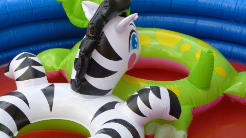 Considere comprar una piscina que se acomode en su patio y al mismo tiempo permita un poco de espacio para moverse.