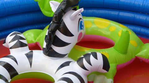 Considere comprar una piscina que se acomode en su patio y al mismo tiempo permita un poco de espacio para moverse.
