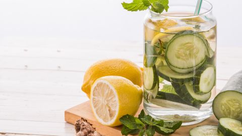 agua pepino limón
