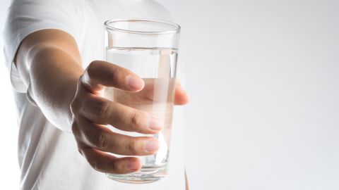 La mujer le dio a beber una mezcla de medicamentos y raticida.
