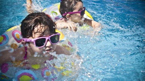 Lo creas o no, los grandes cuerpos de agua representan un riesgo casi nulo de contraer coronavirus, porque el gran volumen de agua diluye el virus. 