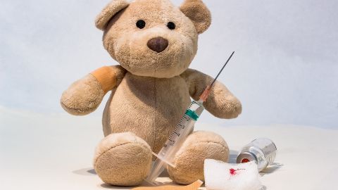 Si eres un padre que está preocupado porque no ha ido a vacunar a su hijo, te recomendamos hablar con tu pediatra para que te indique de qué forma pueden aplicarle las vacunas sin poner en riesgo la salud de la familia.