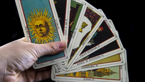 Cada signo es representado por una carta del tarot.