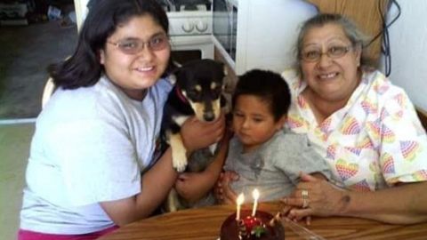 La señora Rosa junto a parte de su familia.