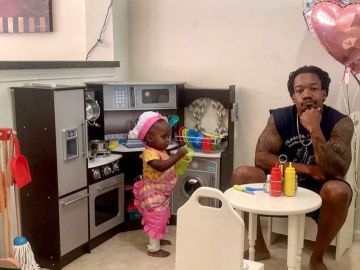 La pequeña Ava juega a ser chef.
