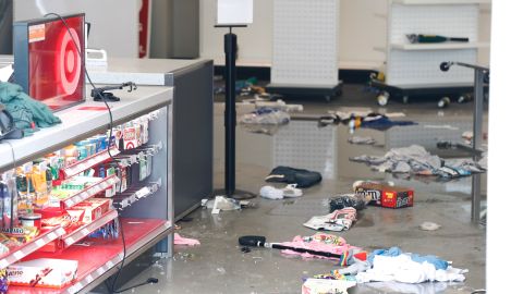 Una tienda de la cadena comercial Target después de los saqueos sufridos por los disturbios.