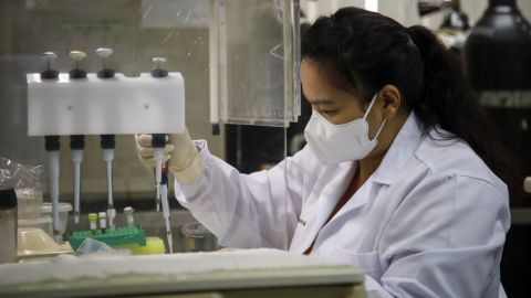 Científicos y especialistas trabajan en lograr una vacuna contra el COVID-19.