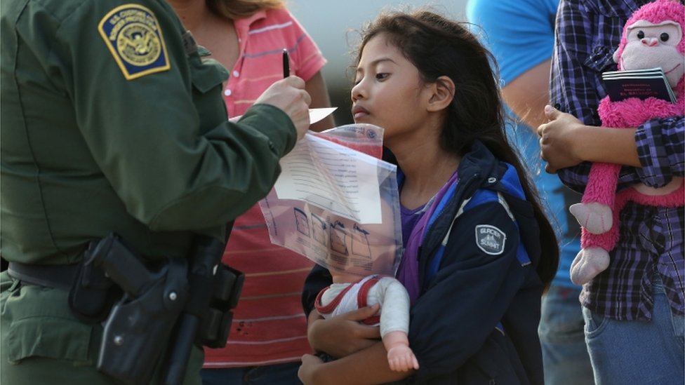 Más de 900 menores que cruzaron solos a EE.UU. fueron expulsados en marzo y abril.