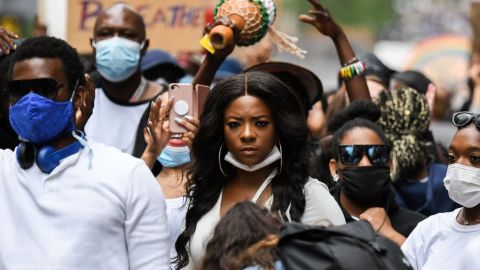 Los microrracismos son actitudes o comportamientos racistas que ocurren de manera tan sutil que muchas veces pasan desapercibidos.