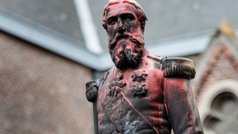 La estatua de Amberes había sido quemada y atacada con pintura antes de ser retirada.