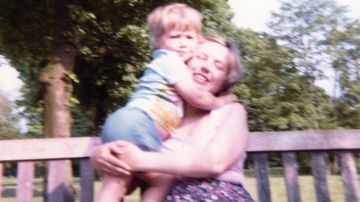Iain Cunningham con su madre cuando tenía dos años y medio.