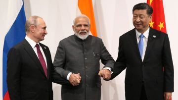 Vladimir Putin (izq.), Narendra Modi (centro) y Xi Jinping.