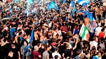 Cerca de 5,000 personas se congregaron en la plaza Triestre y Trento para celebrar.
