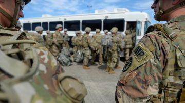 Soldados ya en Texas para afrontar la llegada de inmigrantes.