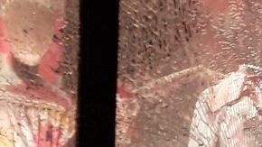 Vitrina destrozada antes del toque de queda del lunes en Flatiron