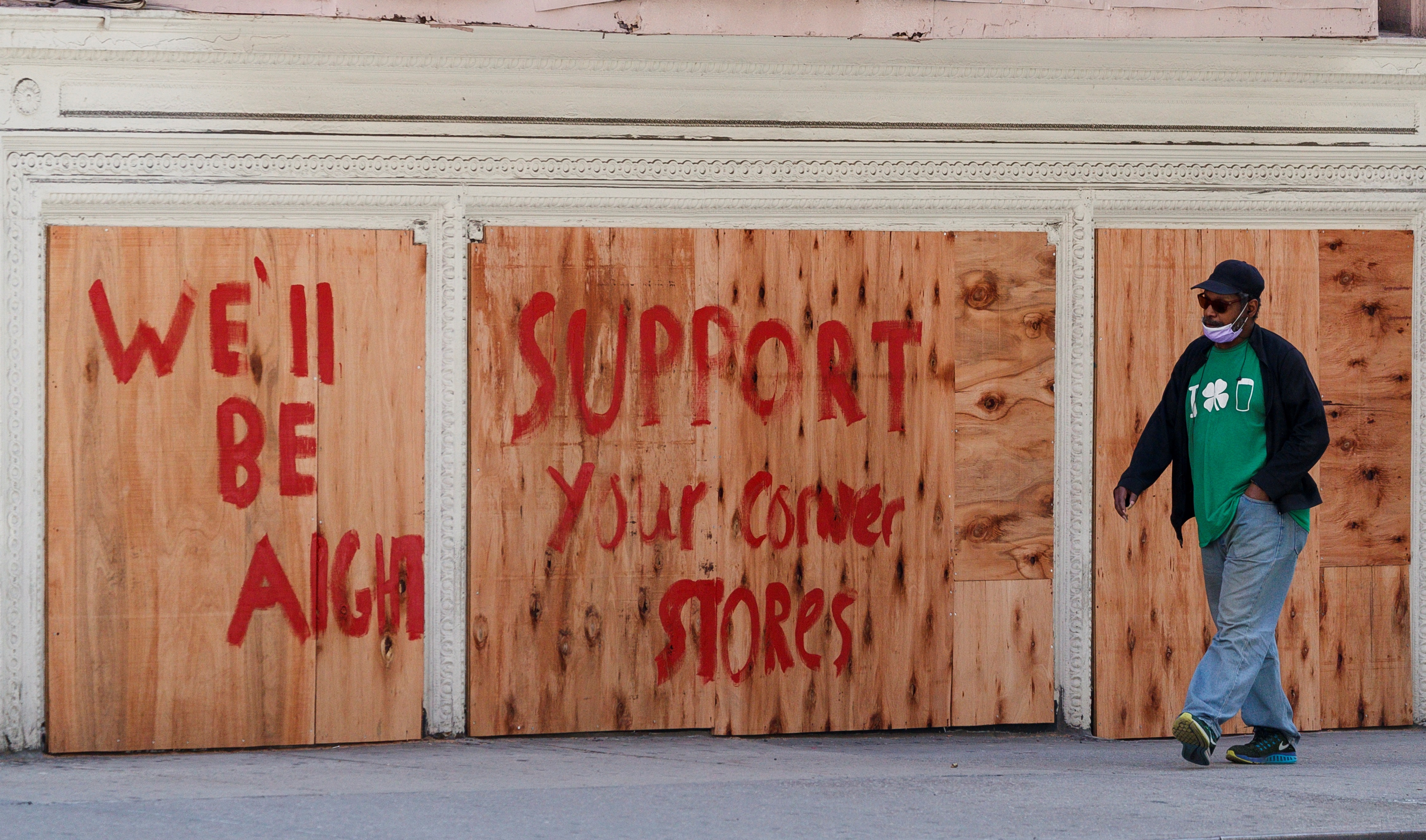 Aunque el comercio al por menor ya puede volver a abrir, algunos establecimientos permanecen cerrados. Foto: JUSTIN LANE / Efe