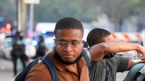 Una reportera recibe ayuda luego que agentes policiacos le lanzaron gas lacrimógeno en Minneapolis.