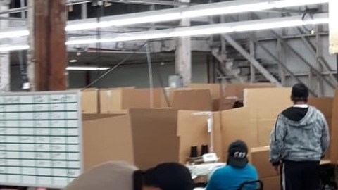 Un proyecto de ley en California busca que les paguen el salario mínimo.  (Cortesía The Garment Worker Center)