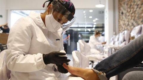 Salón de uñas en Medellín, Colombia, con nuevas medidas preventivas.