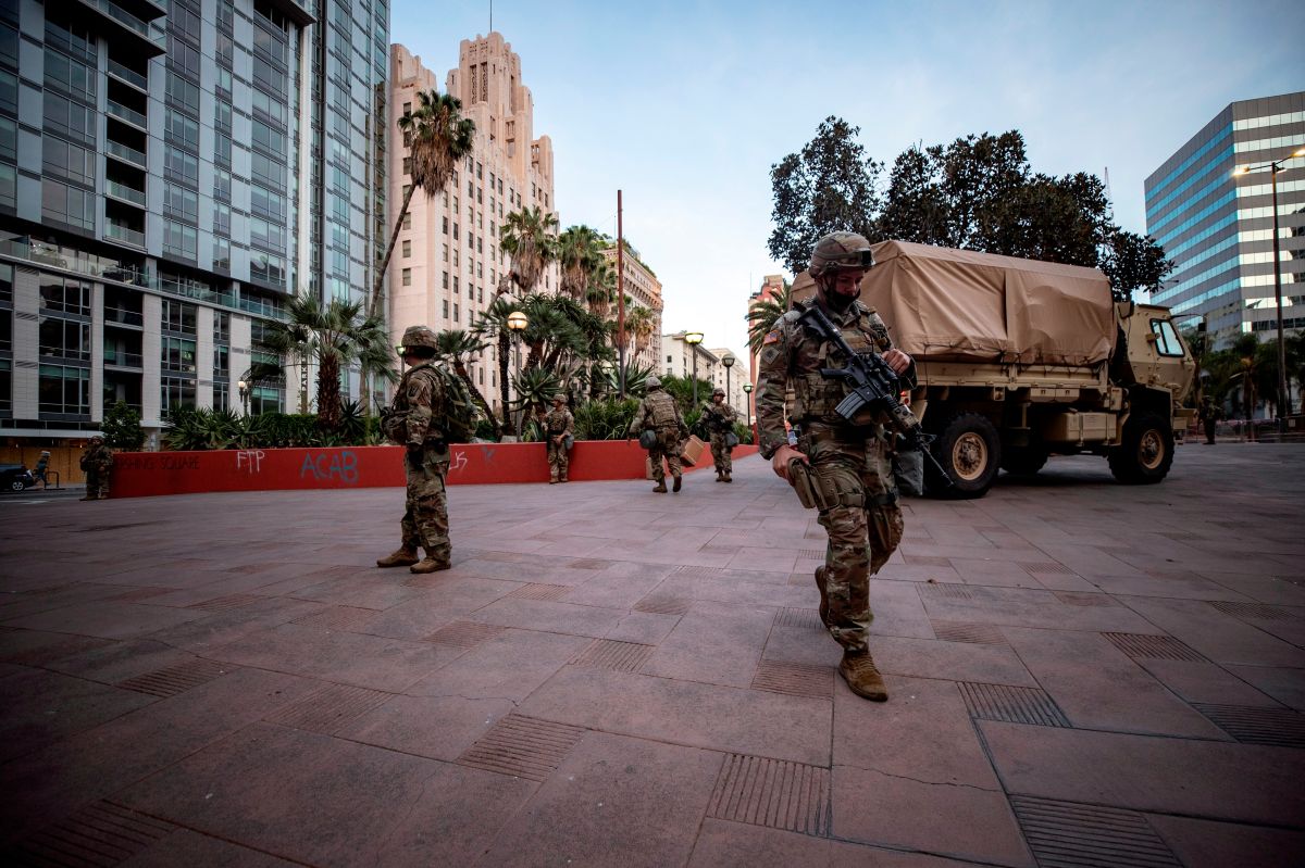 La Guardia Nacional está en las calles de Los Ángeles para controlar los disturbios. 